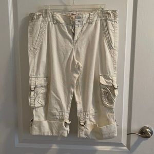 Junior’s Cream Capri Cargo Pants